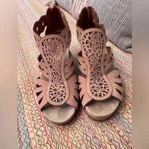 Earthies Campora sandals detailed laser-cut designs back zipper Size 6.5